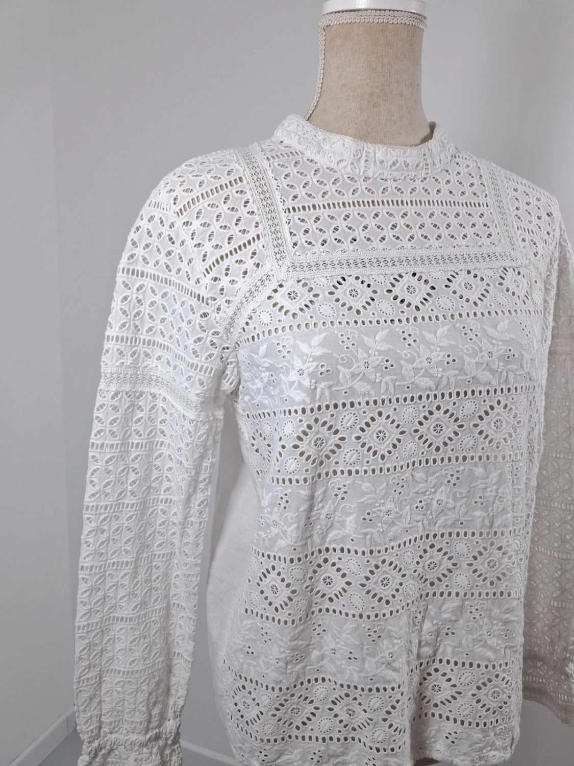 Blouse Cyrillus en Broderie Anglaise Blanche avec bordures beige- Taille 40 – Cyrillus – taille L / 40 / 12 2