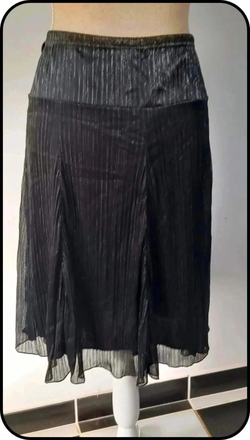 Jupe noir à fils métalliques marque Armand Thiery taille 44 – Armand Thiery – taille XXL / 44 / 16 5