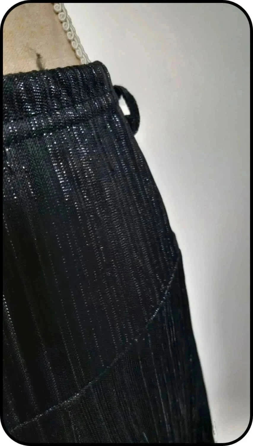 Jupe noir à fils métalliques marque Armand Thiery taille 44 – Armand Thiery – taille XXL / 44 / 16 4