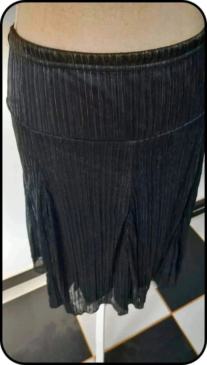 Jupe noir à fils métalliques marque Armand Thiery taille 44 – Armand Thiery – taille XXL / 44 / 16 3