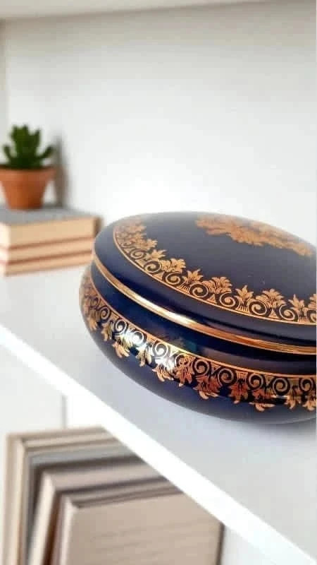 Limoges Bonbonnière En Porcelaine De Limoges Bleu De Four – Scène Galante 2