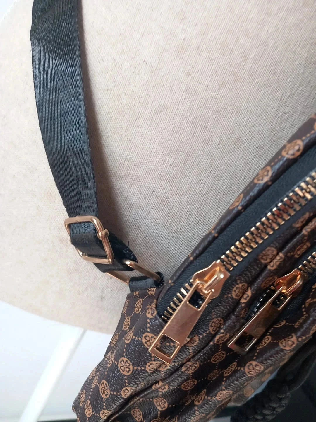 Petit sac style banane multi poche 5
