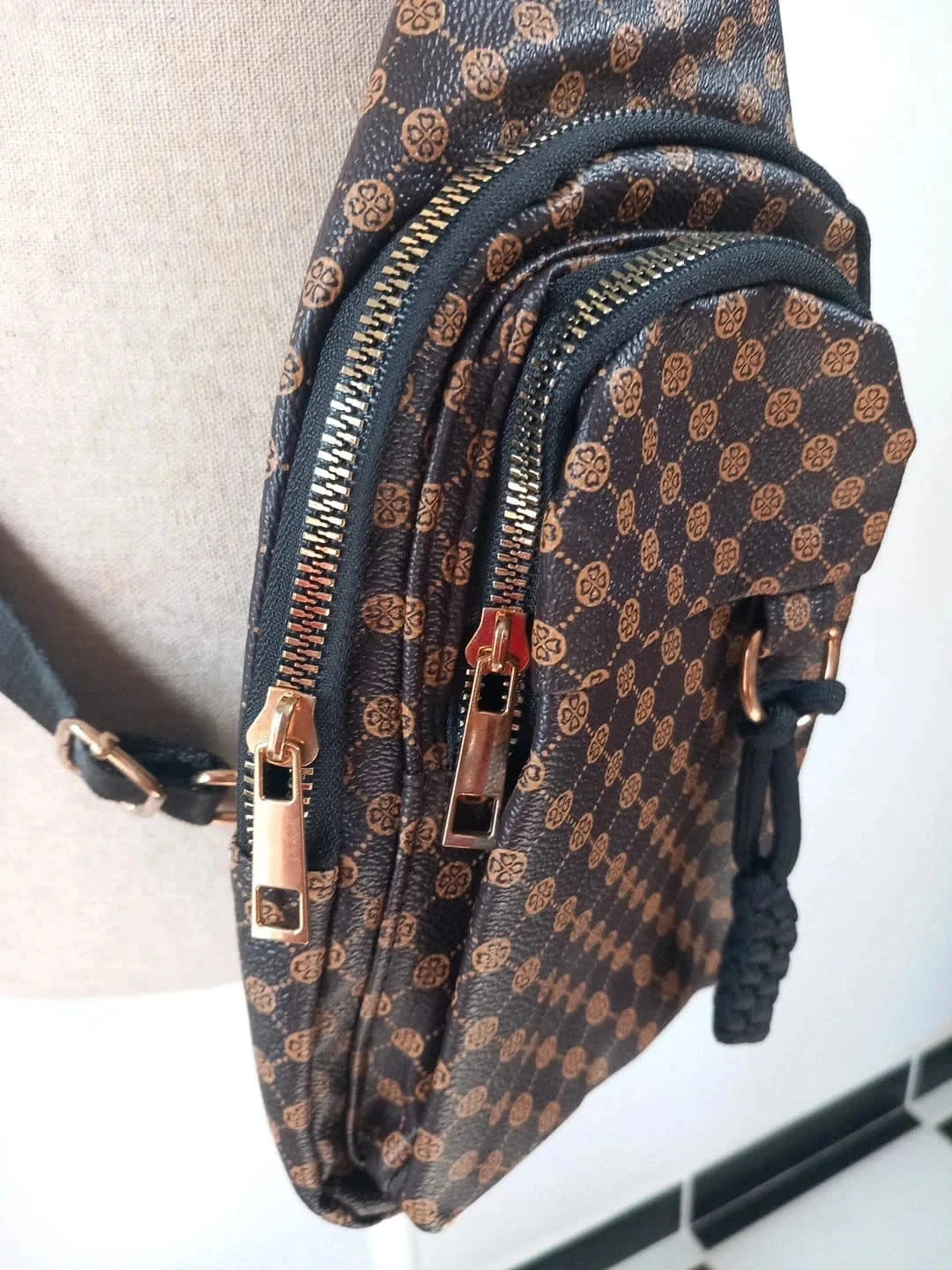 Petit sac style banane multi poche 4