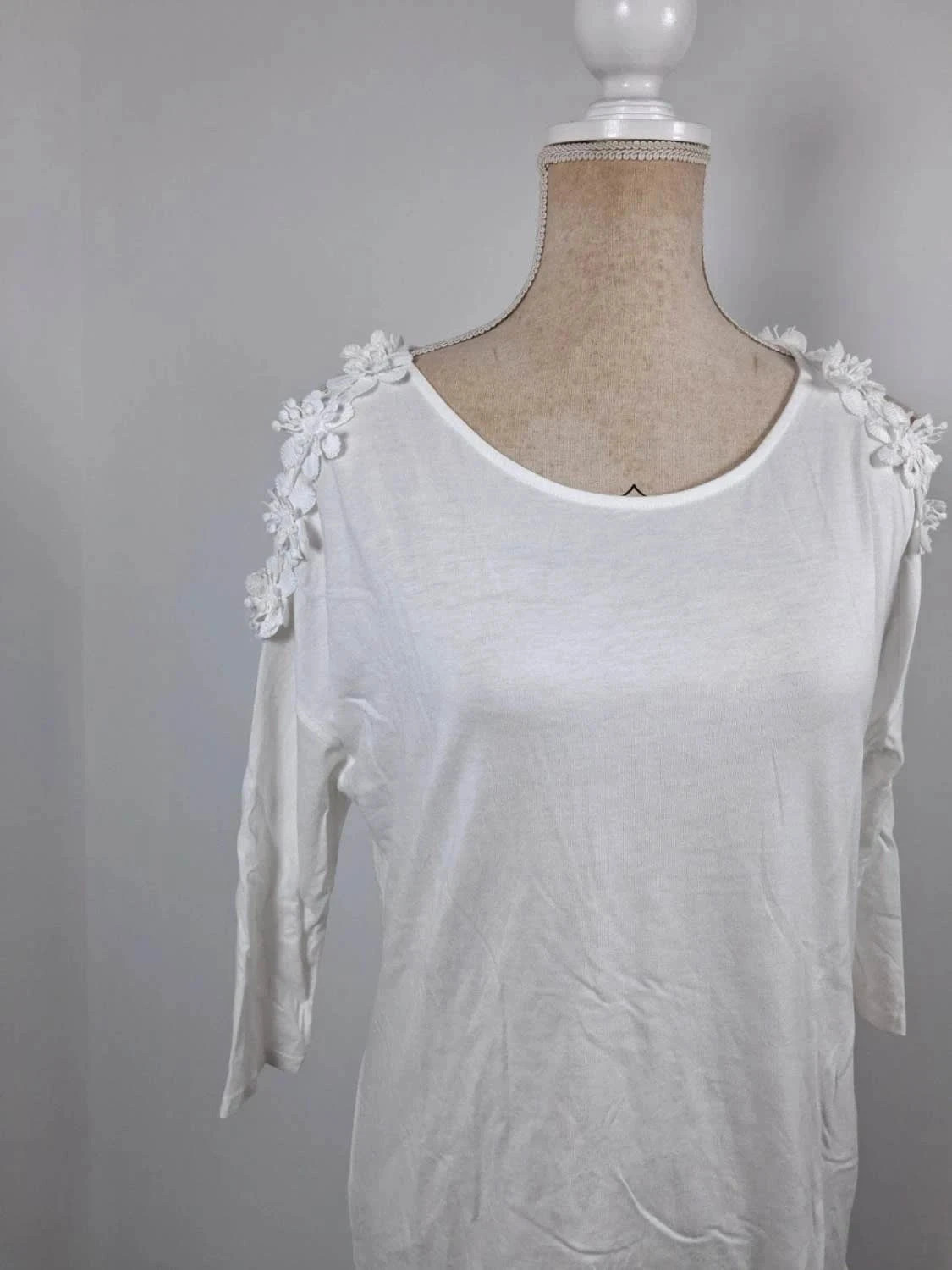 Haut blanc Yessica C&A – Épaules dénudées & Fleurs en relief – Taille XS – Yessica – taille XS / 34 / 6 2