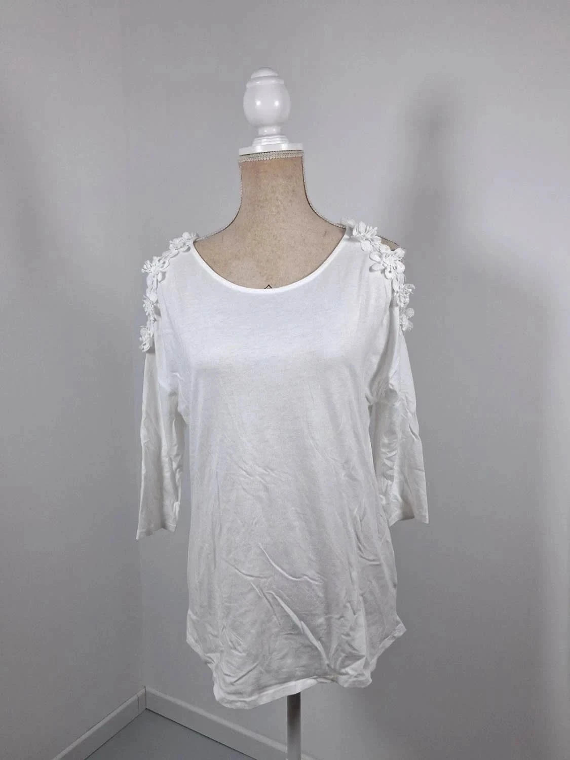 Haut blanc Yessica C&A – Épaules dénudées & Fleurs en relief – Taille XS