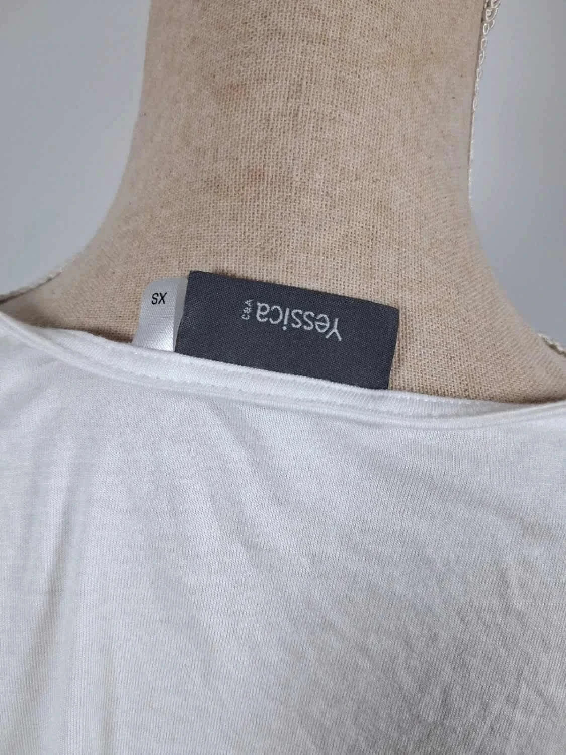 Haut blanc Yessica C&A – Épaules dénudées & Fleurs en relief – Taille XS – Yessica – taille XS / 34 / 6 5