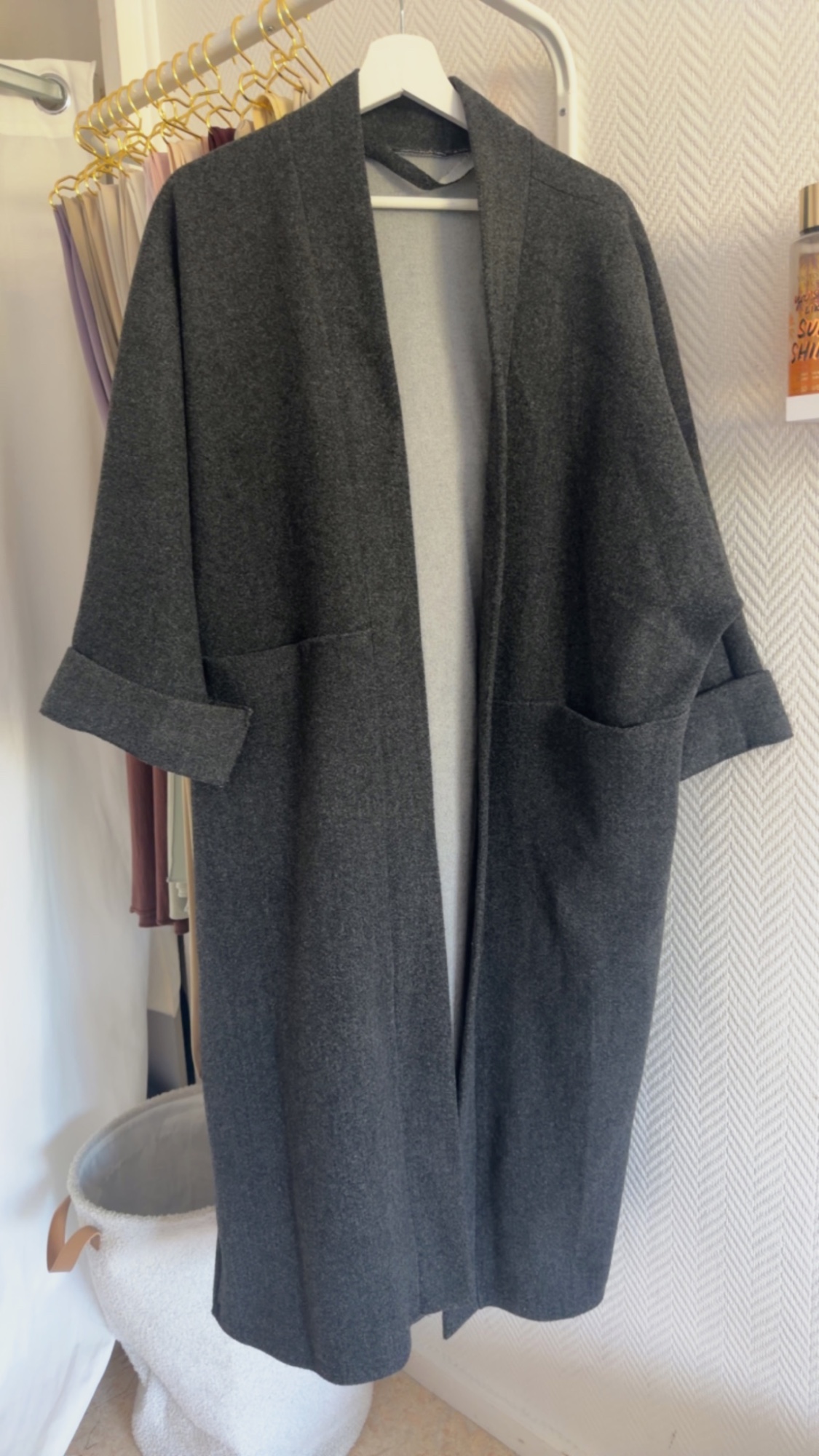  un manteau long type caban/cardigan