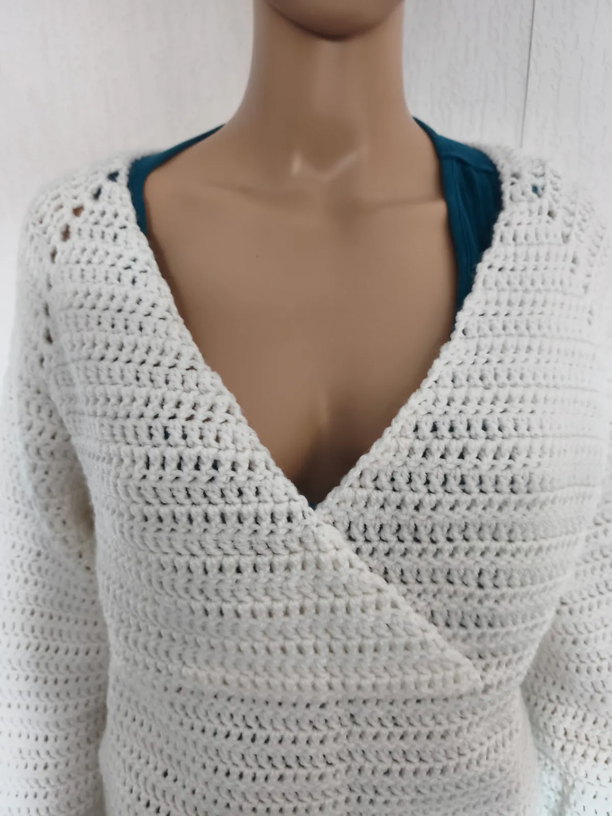 Pull col en v – Fait un main – taille M 3
