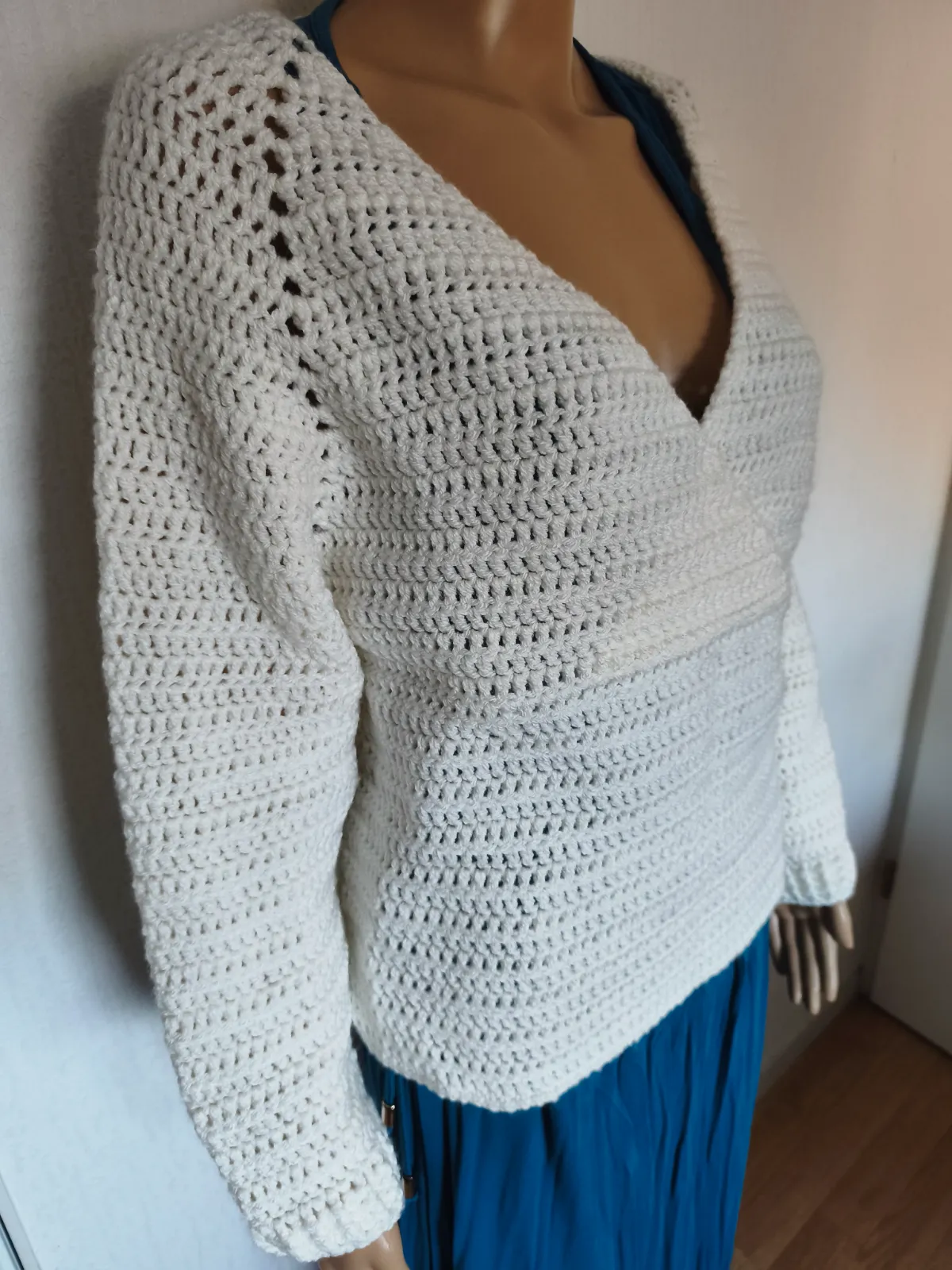 Pull col en v – Fait un main – taille M 2