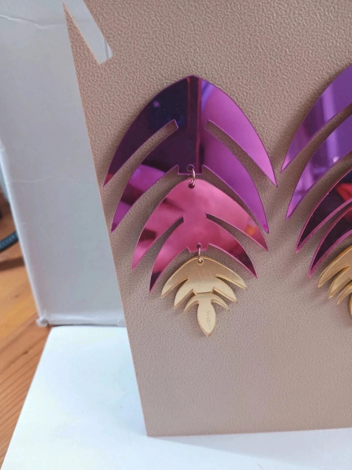 Pendientes Largos efecto Espejo Fucsia, Morado y Dorado Estilo Geométrico tropical 2