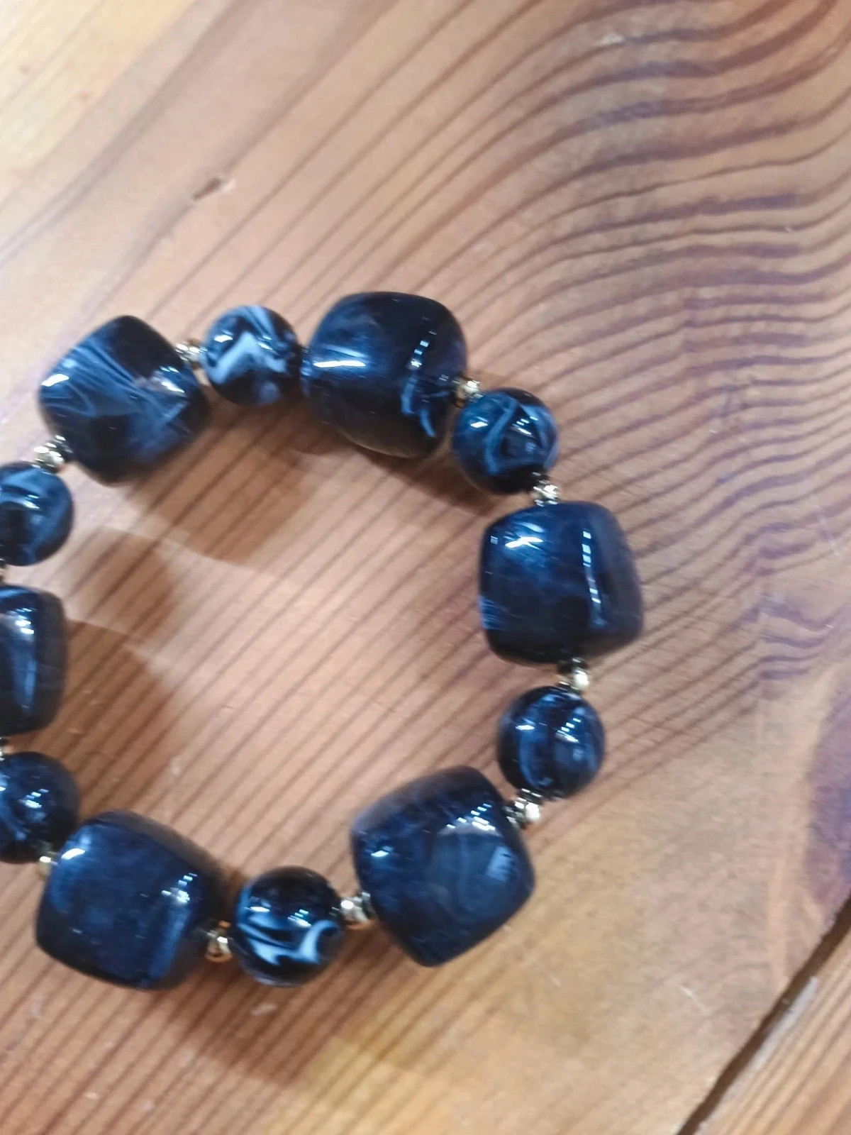 Pulsera Elástica de Cuentas negras Marmoleadas y Detalles Dorados 4