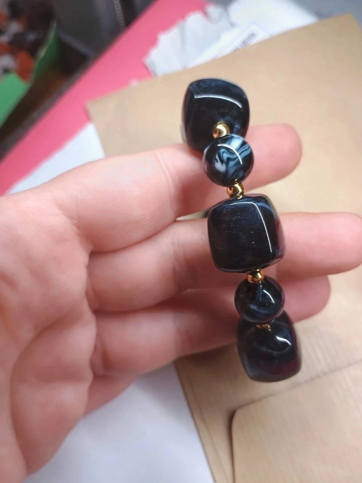 Pulsera Elástica de Cuentas negras Marmoleadas y Detalles Dorados 5