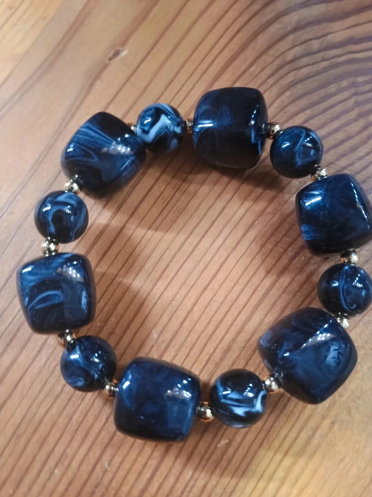 Pulsera Elástica de Cuentas negras Marmoleadas y Detalles Dorados 3