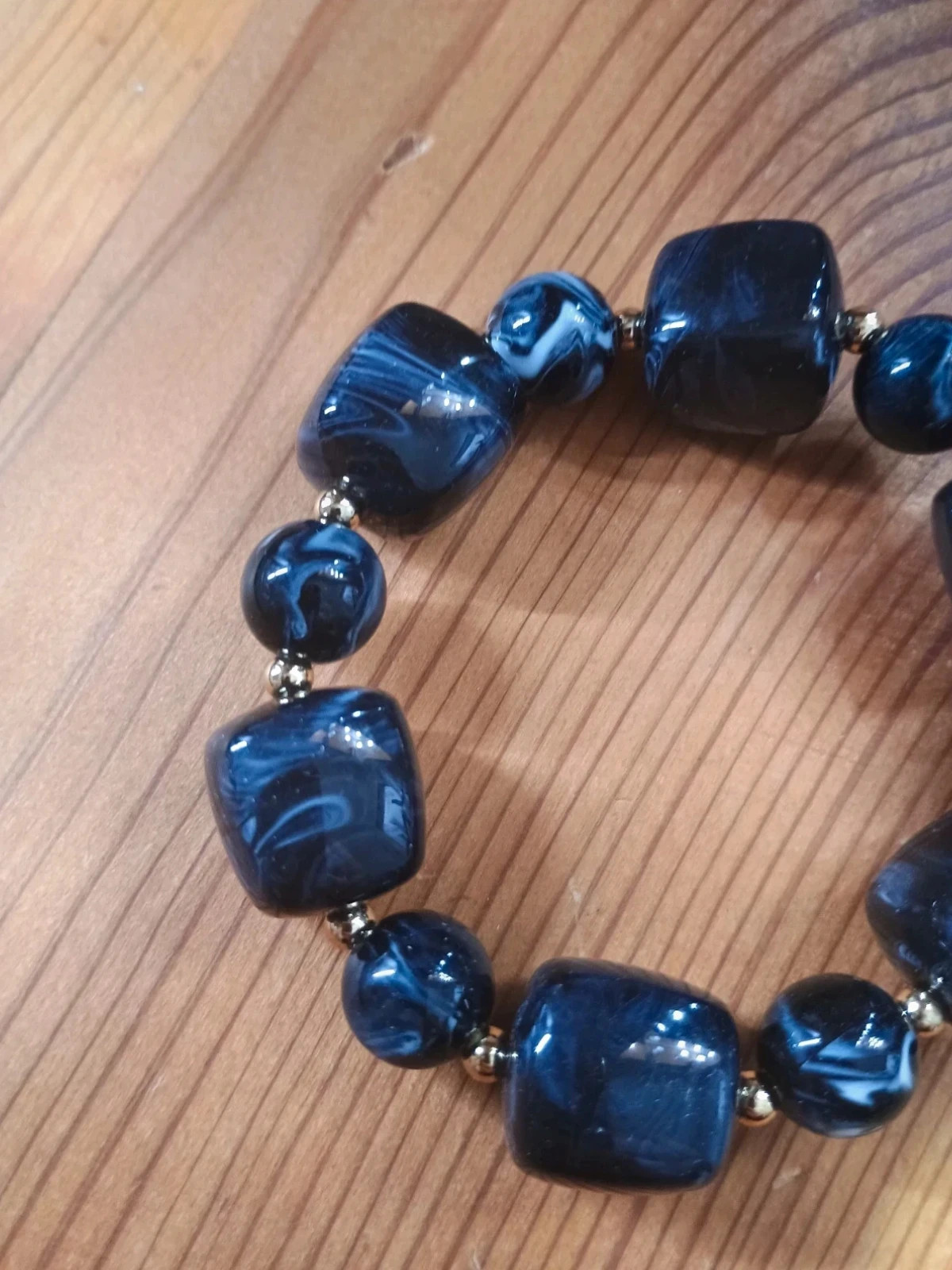 Pulsera Elástica de Cuentas negras Marmoleadas y Detalles Dorados 2