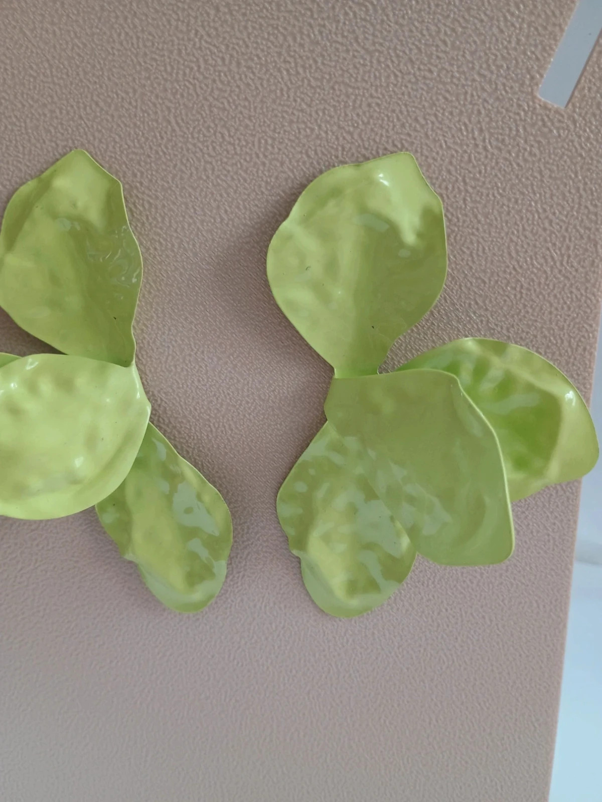 Pendientes Hoja Texturizada Verde Lima Estilo Orgánico y Moderno 3