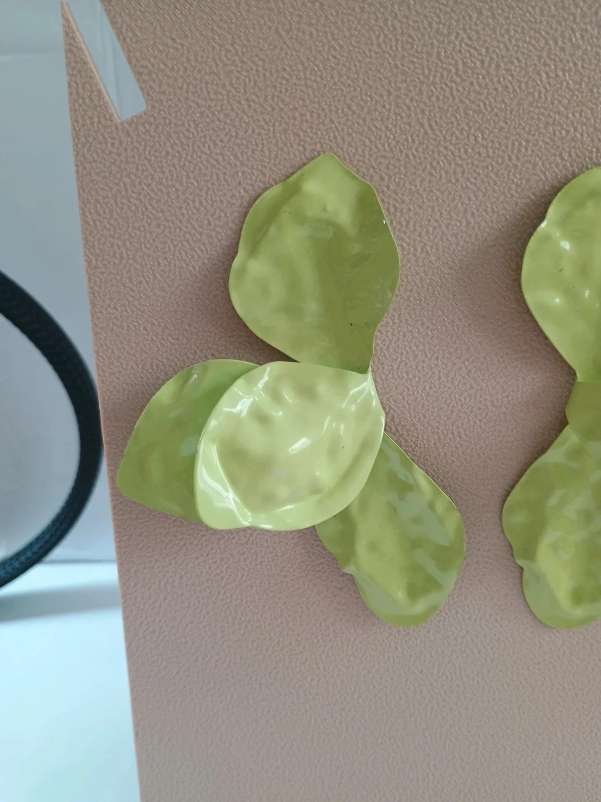 Pendientes Hoja Texturizada Verde Lima Estilo Orgánico y Moderno 2