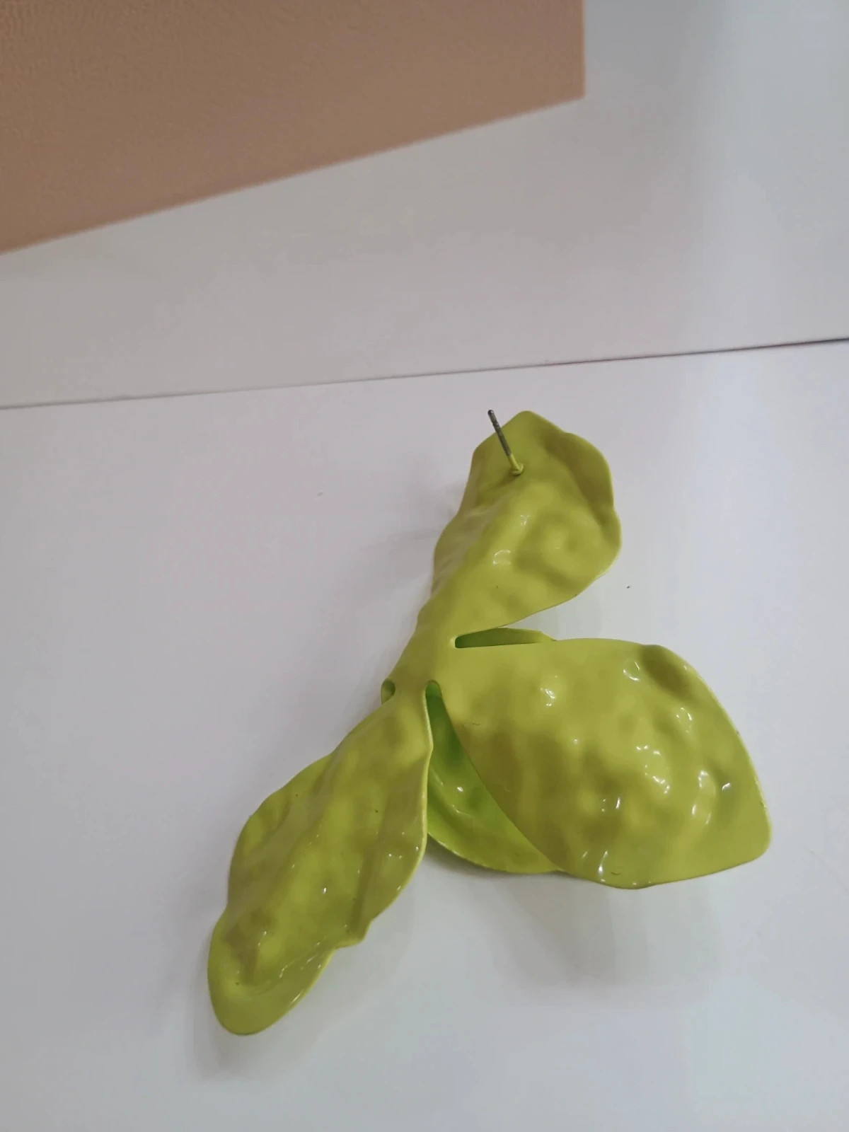 Pendientes Hoja Texturizada Verde Lima Estilo Orgánico y Moderno 4