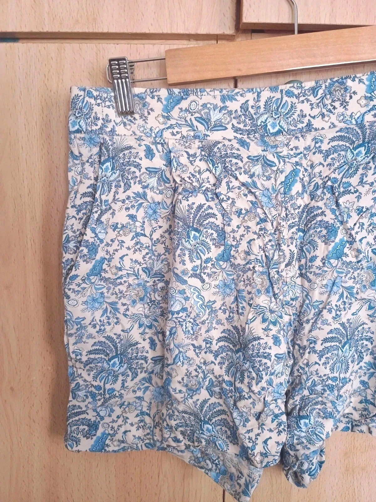 Short fluido floral azul y crema H&M Talla 40 – H&M – taille L / 40 / 12 2
