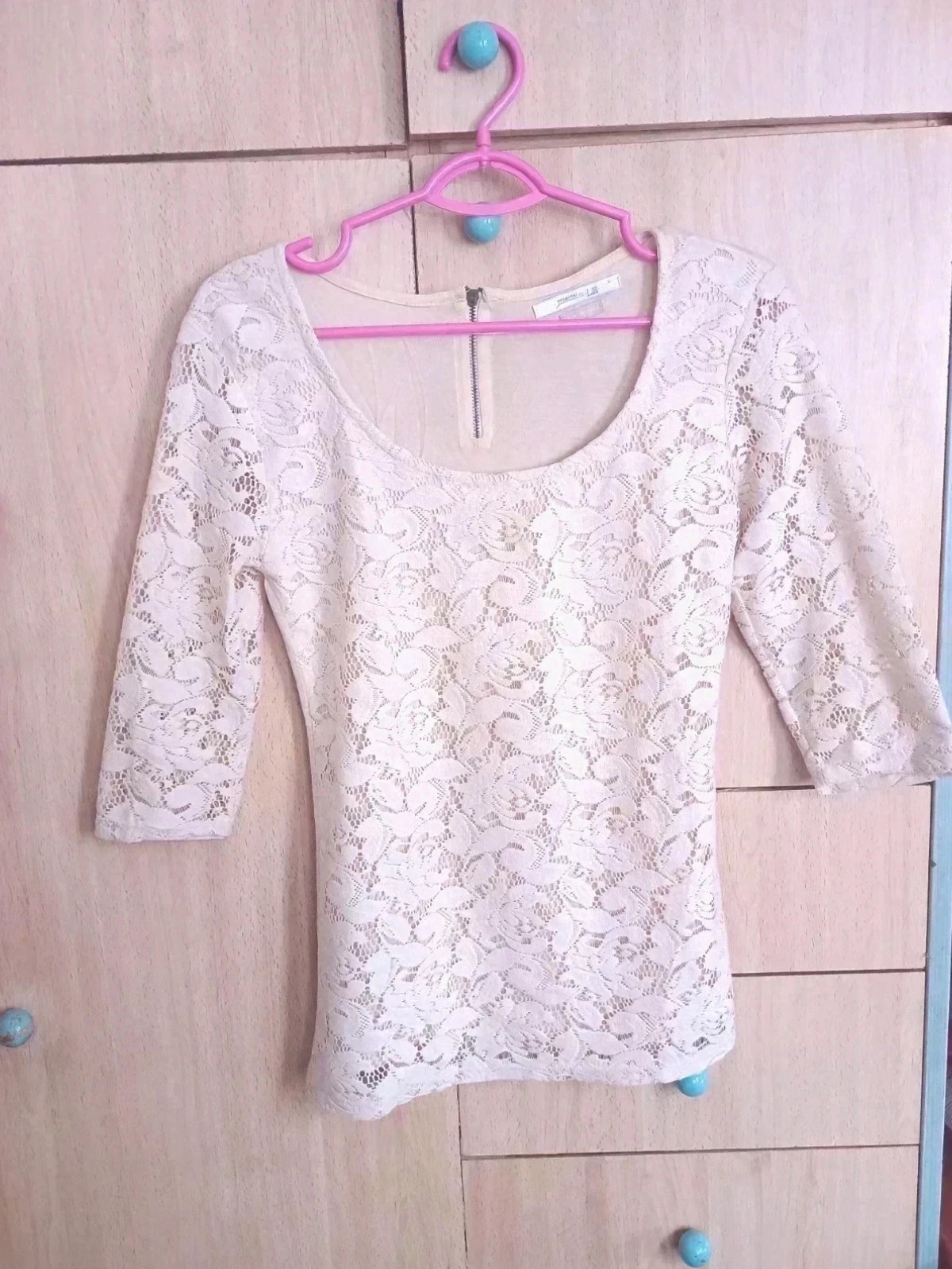 Preciosa camiseta de encaje floral en color crema beige – Bershka – taille L / 40 / 12