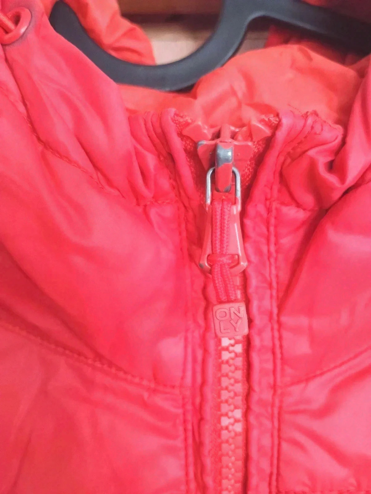 Chaqueta acolchada roja con capucha – ONLY – taille L / 40 / 12 2
