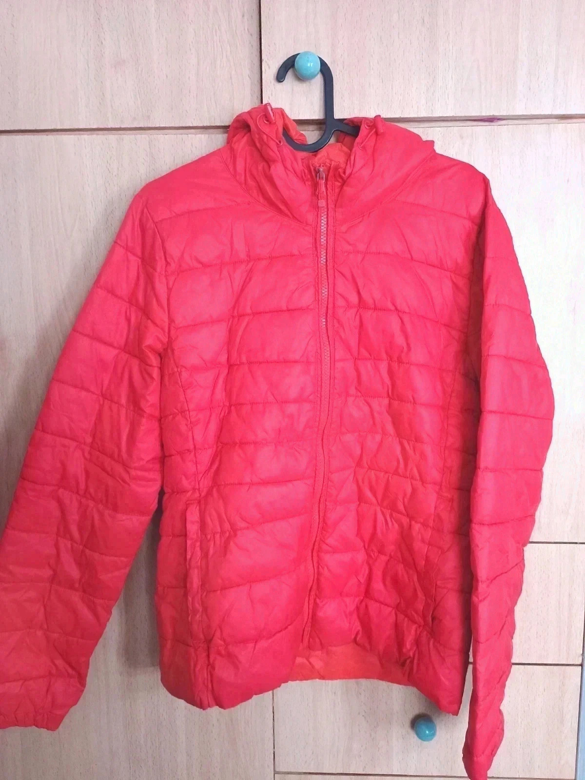 Chaqueta acolchada roja con capucha