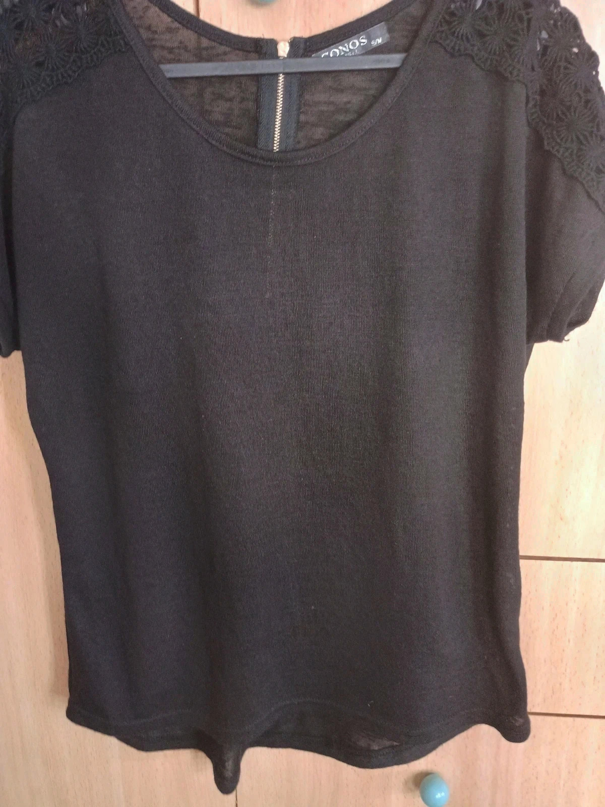 Top negro con encaje en hombros y cremallera trasera Talla S M – Conos – taille S / 36 / 8 3