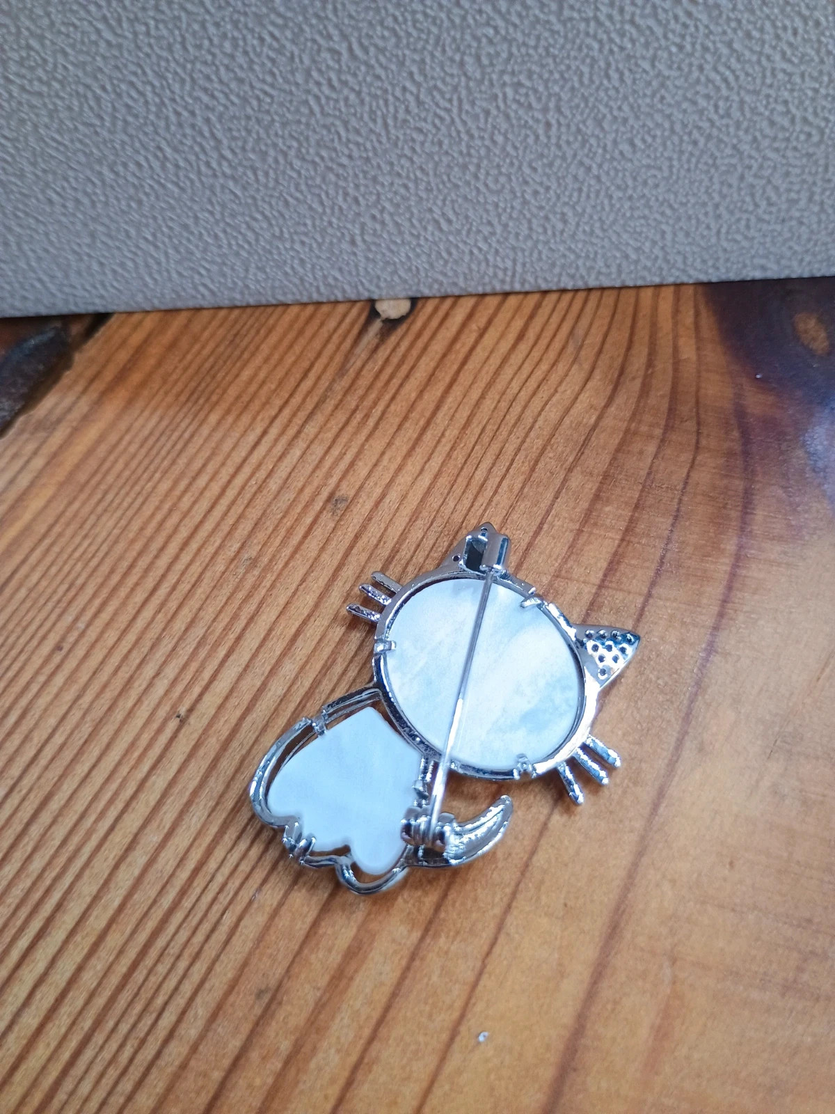 Broche gato plateado con brillos 3