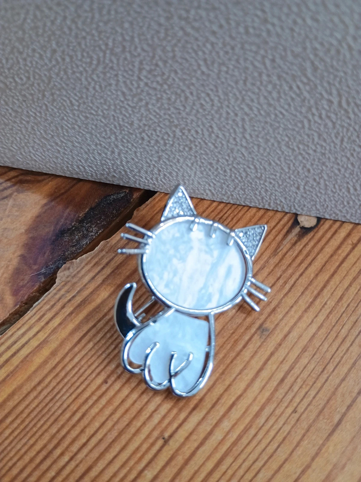 Broche gato plateado con brillos 2