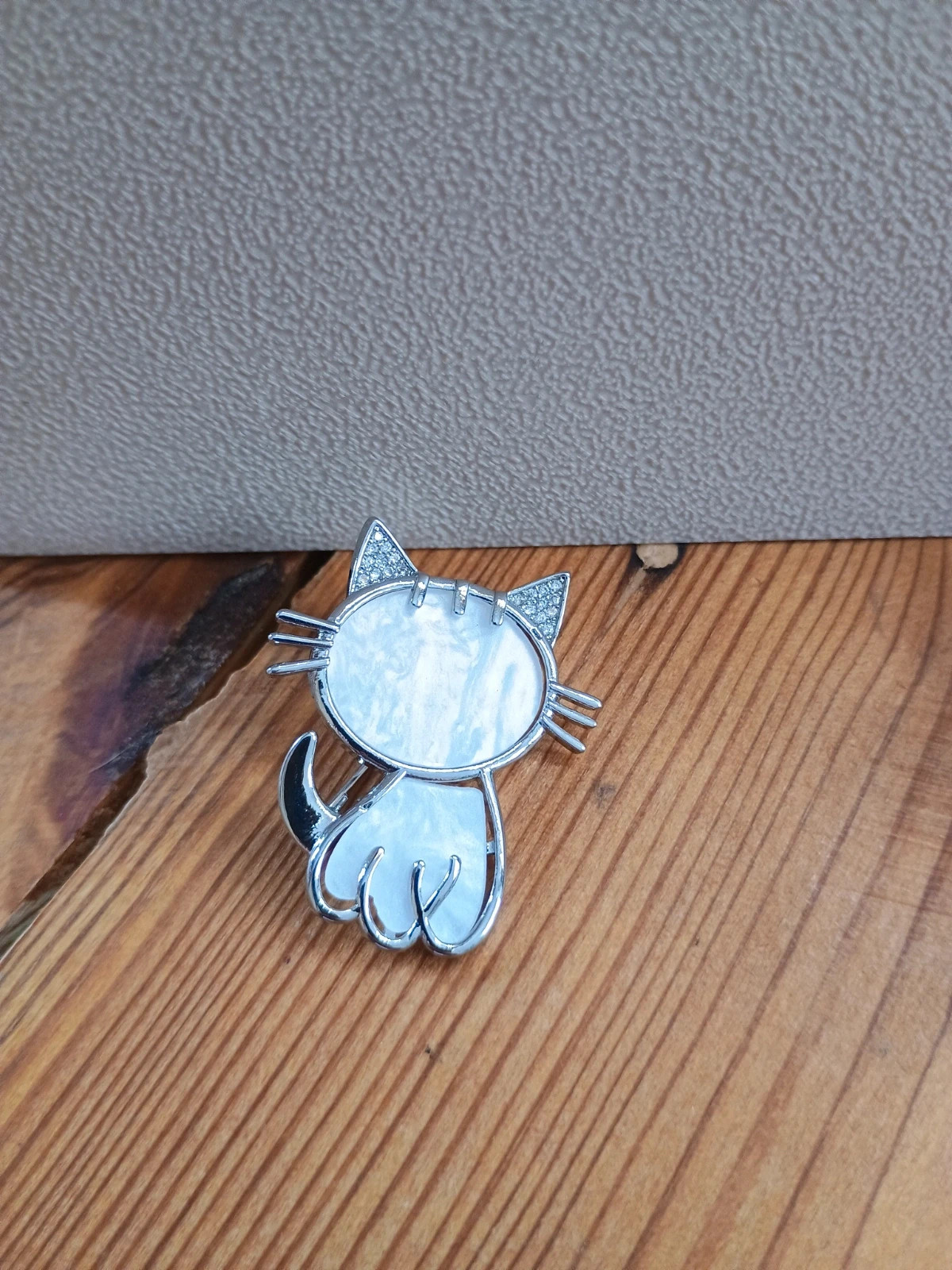 Broche gato plateado con brillos