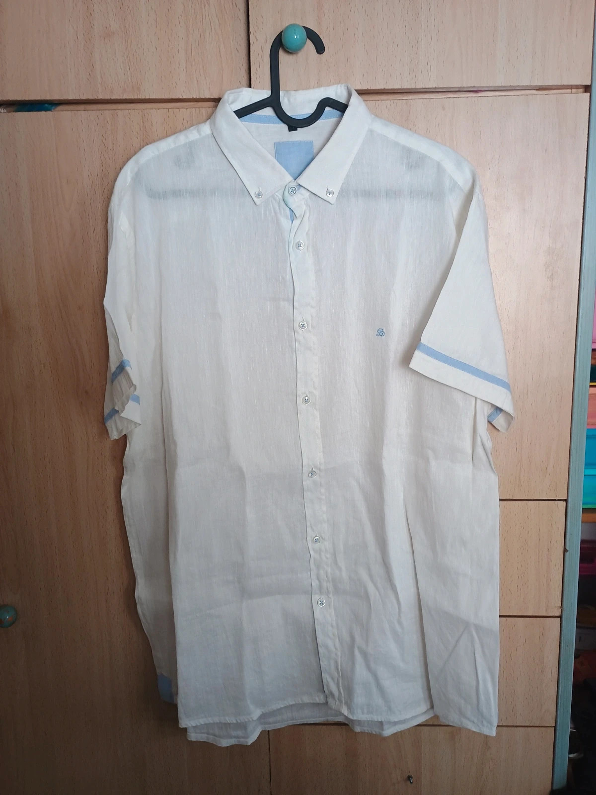 Camisa blanca de manga corta con detalles azules Talla 2XL – taille XXL
