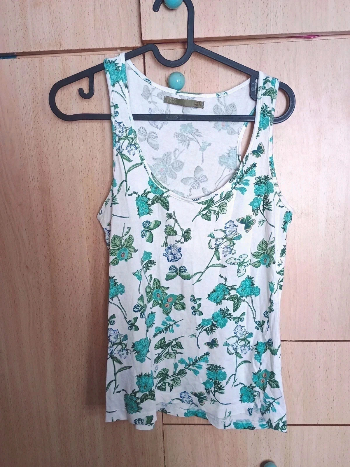 Camiseta tirantes Sfera Casual floreada Talla S (Con pequeño detalle)