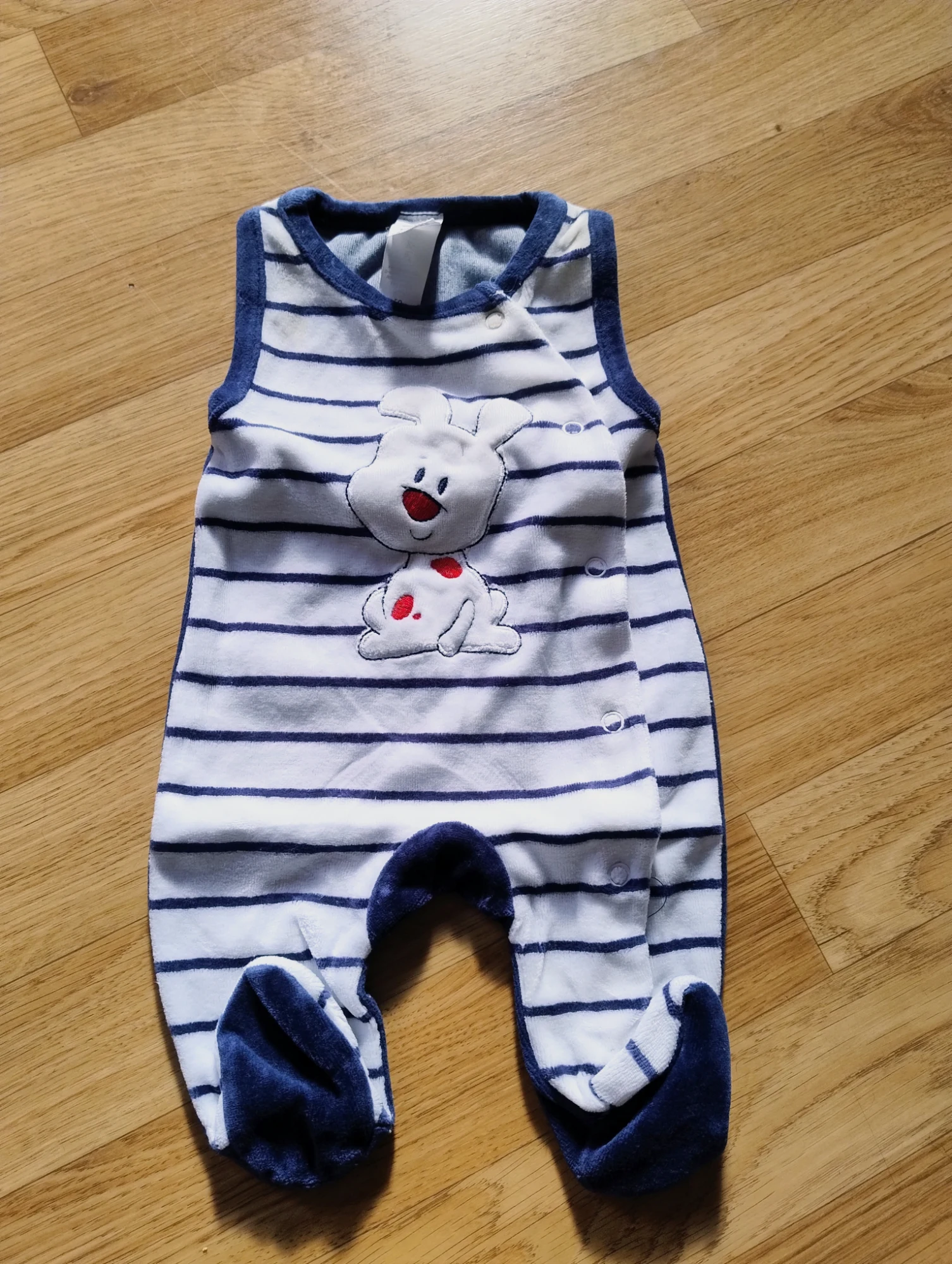 Grenouillère bébé à rayures avec petit lapin 🐰