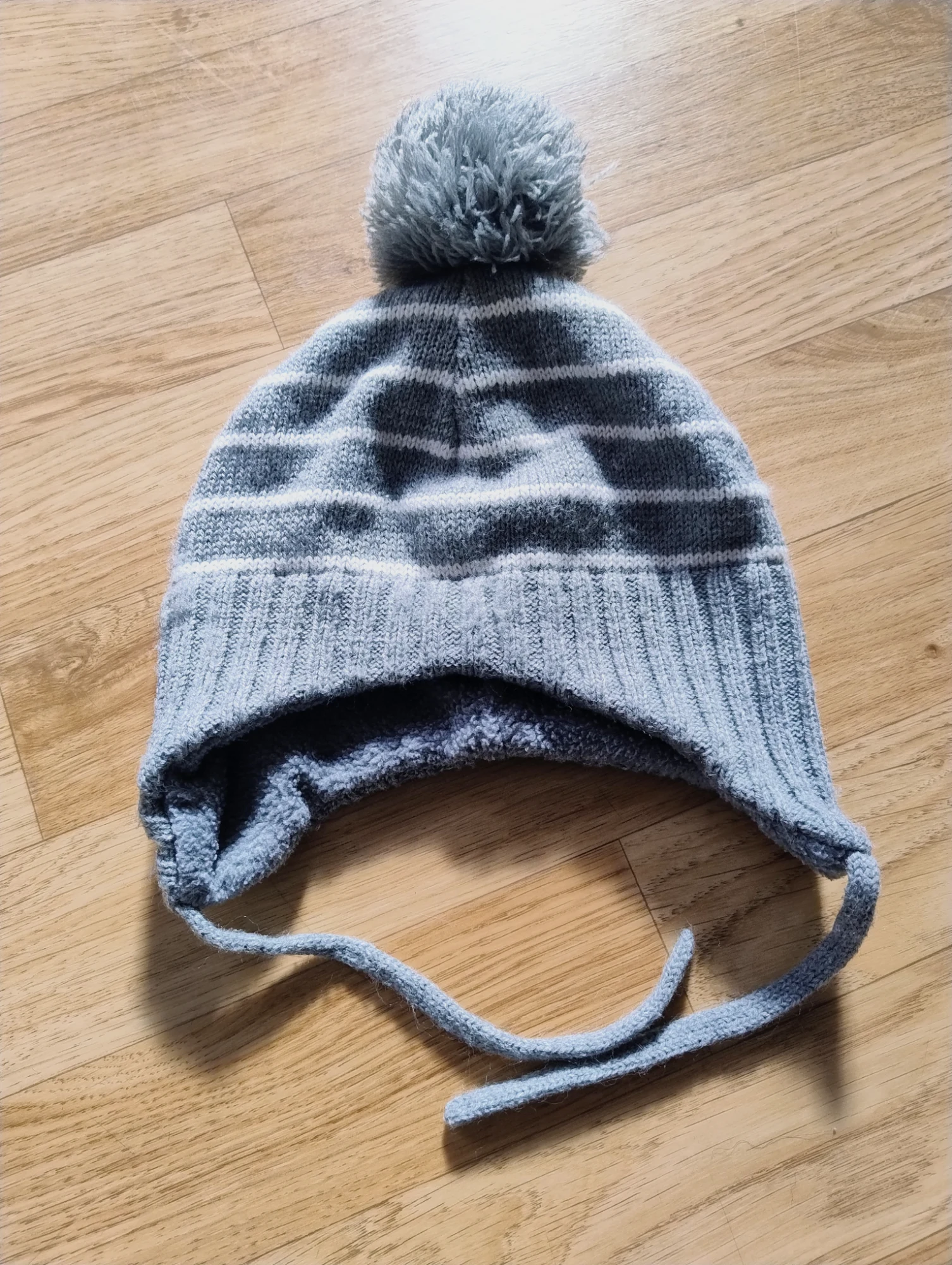 Bonnet hiver à pompons gris avec liens – H&M – taille 12 mois