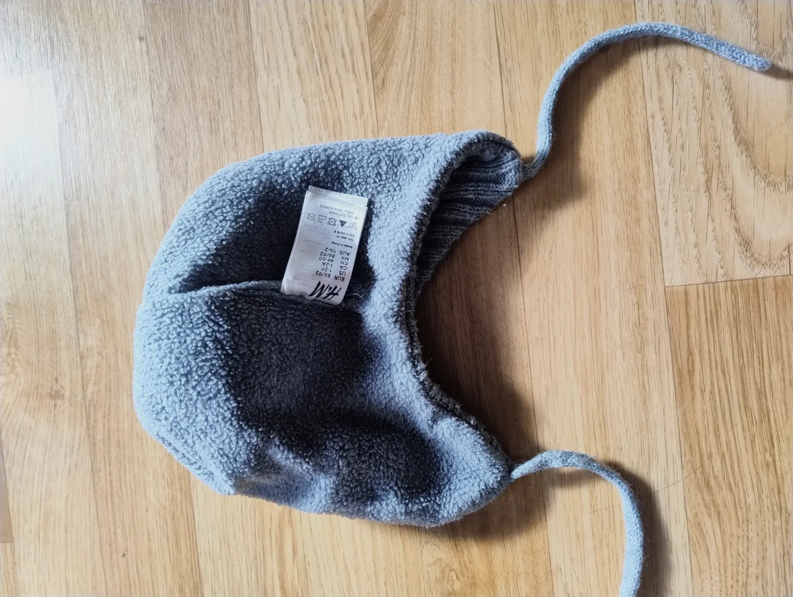Bonnet hiver à pompons gris avec liens – H&M – taille 12 mois 3