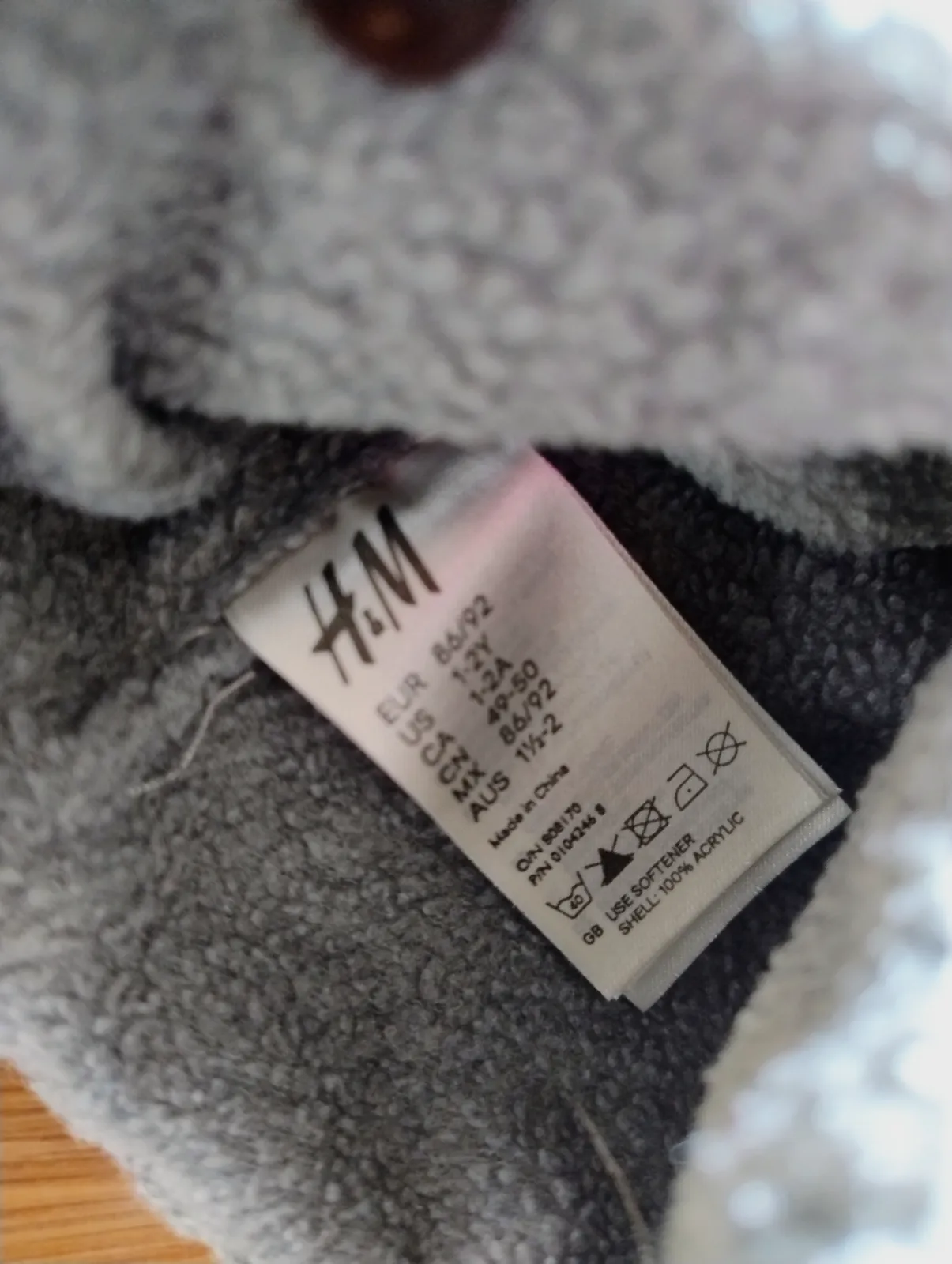 Bonnet hiver à pompons gris avec liens – H&M – taille 12 mois 2
