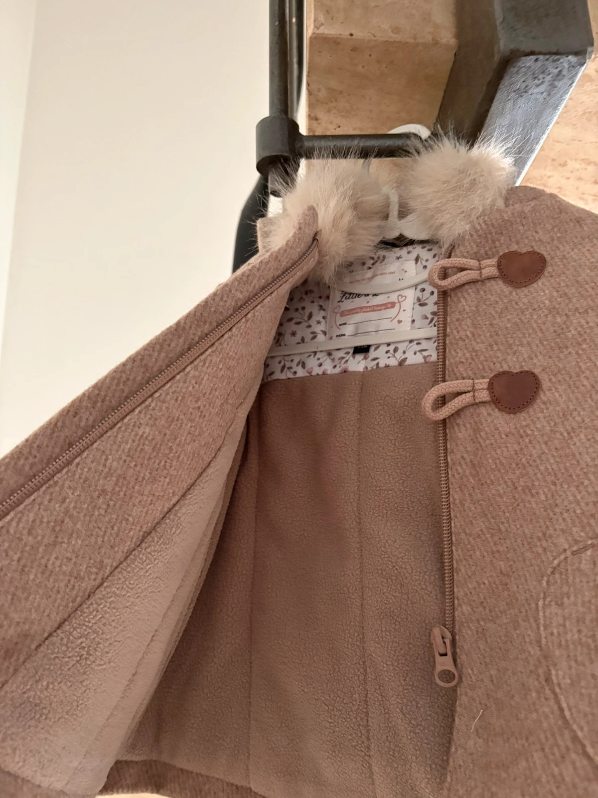 Manteau bébé rose poudré avec détails cœur et fausse fourrure – LittleLove – taille 3-6 mois / 62 cm 2