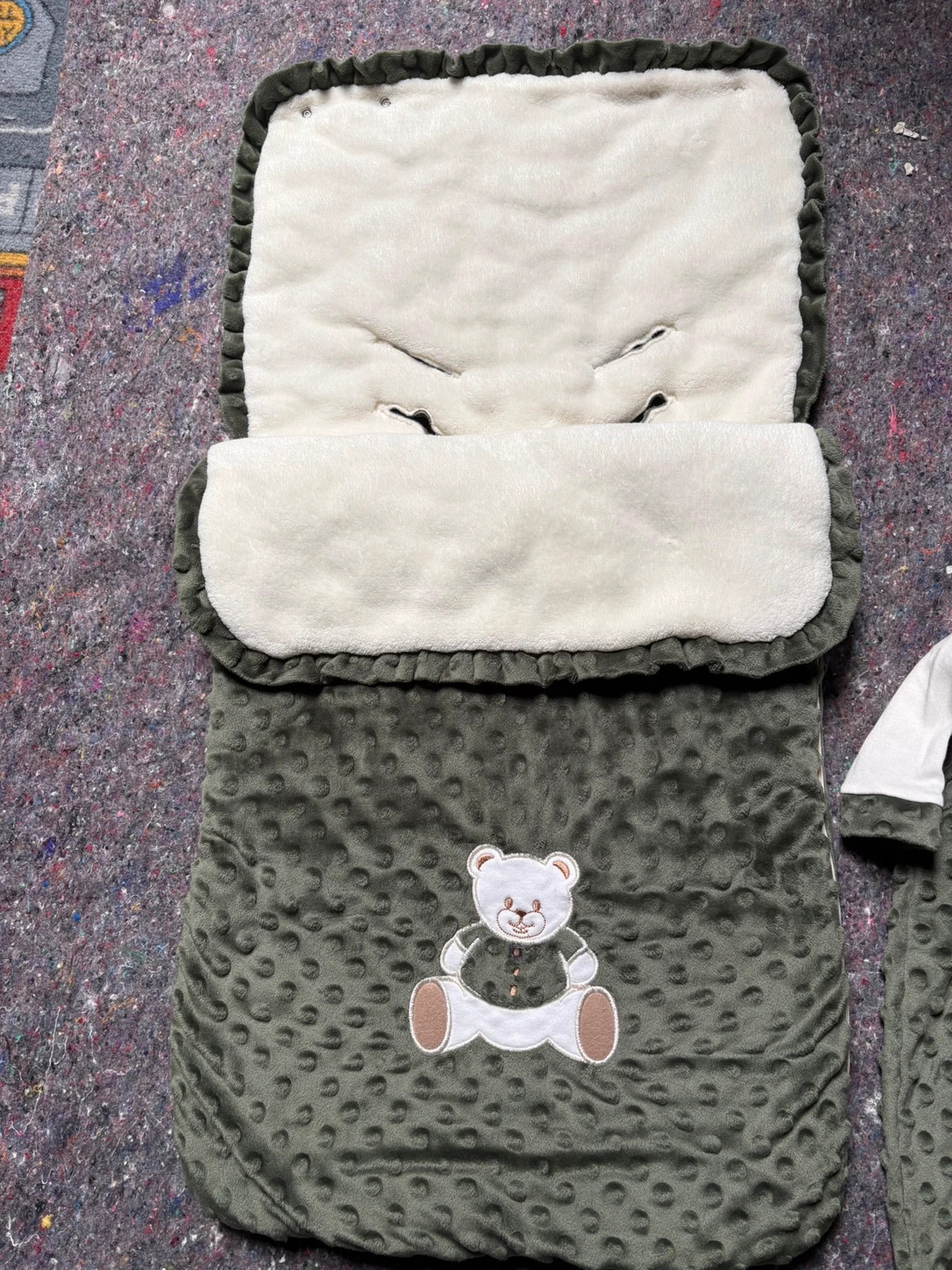 Ensemble bébé kaki avec nid d’ange et salopette ourson – Portugal 2