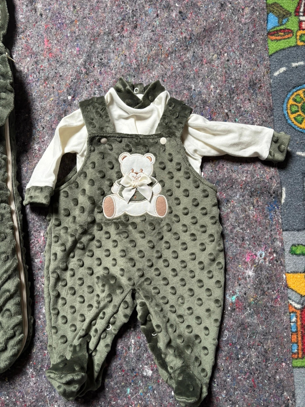 Ensemble bébé kaki avec nid d’ange et salopette ourson – Portugal 3