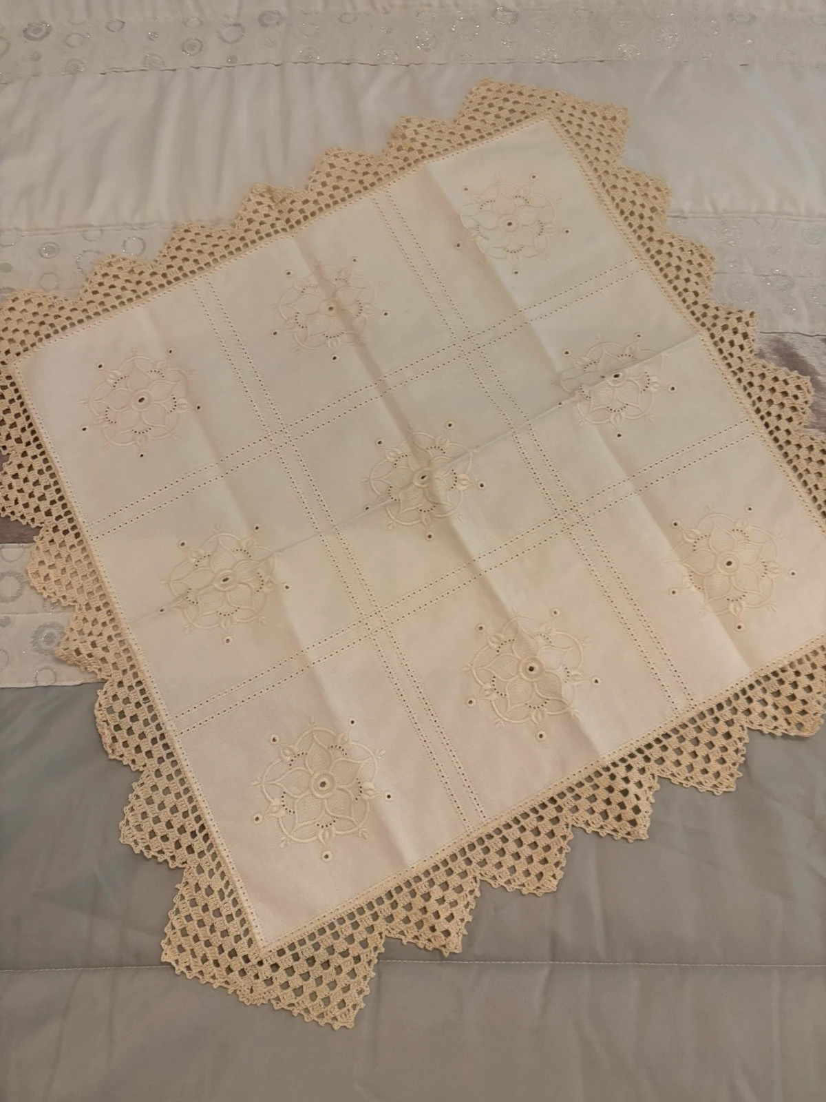 Lot de napperons / chemin de table vintage en dentelle et broderie 2