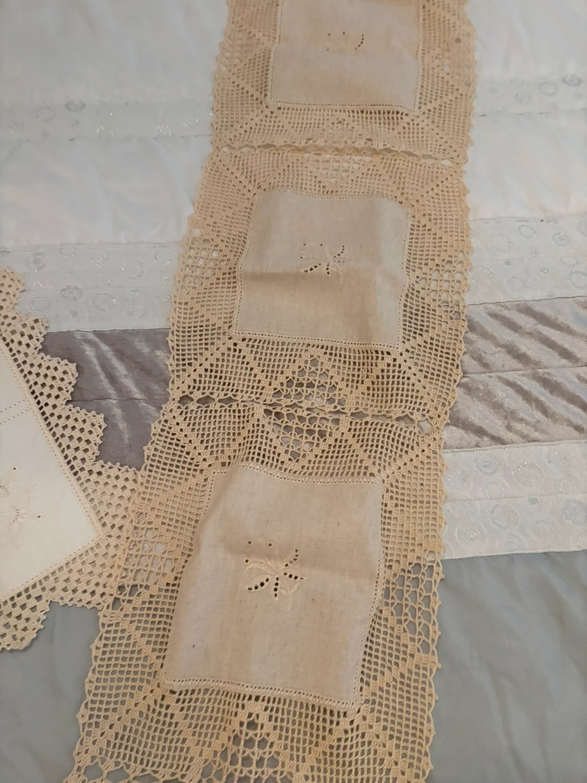 Lot de napperons / chemin de table vintage en dentelle et broderie 4