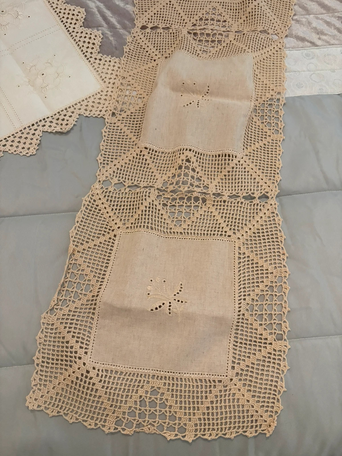 Lot de napperons / chemin de table vintage en dentelle et broderie 3