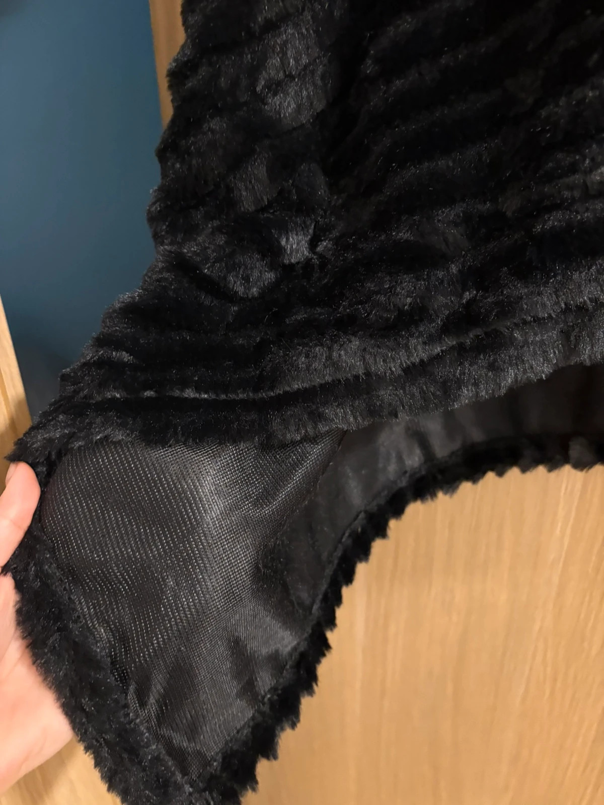 Poncho noir effet fourrure – Lili Star – taille Taille unique 2