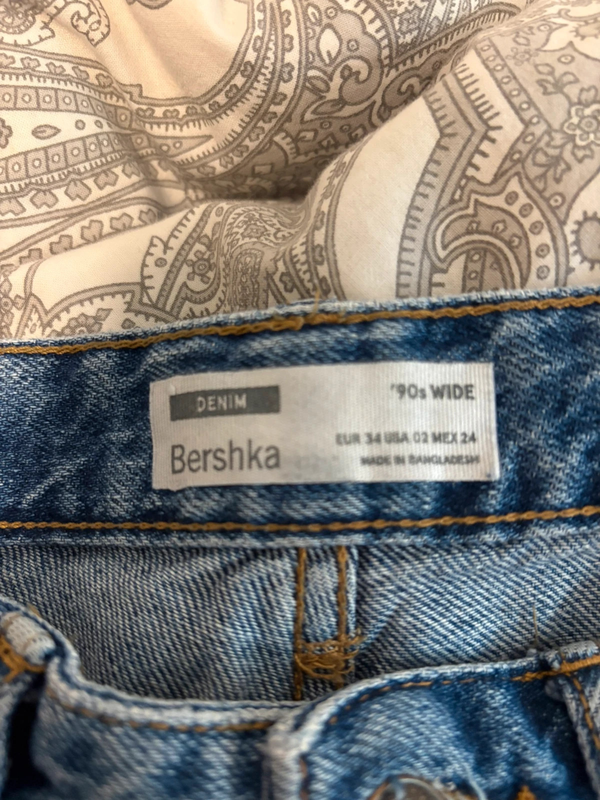 Jean bleu (en bas à droite) – Bershka – taille XS / 34 / 6 4