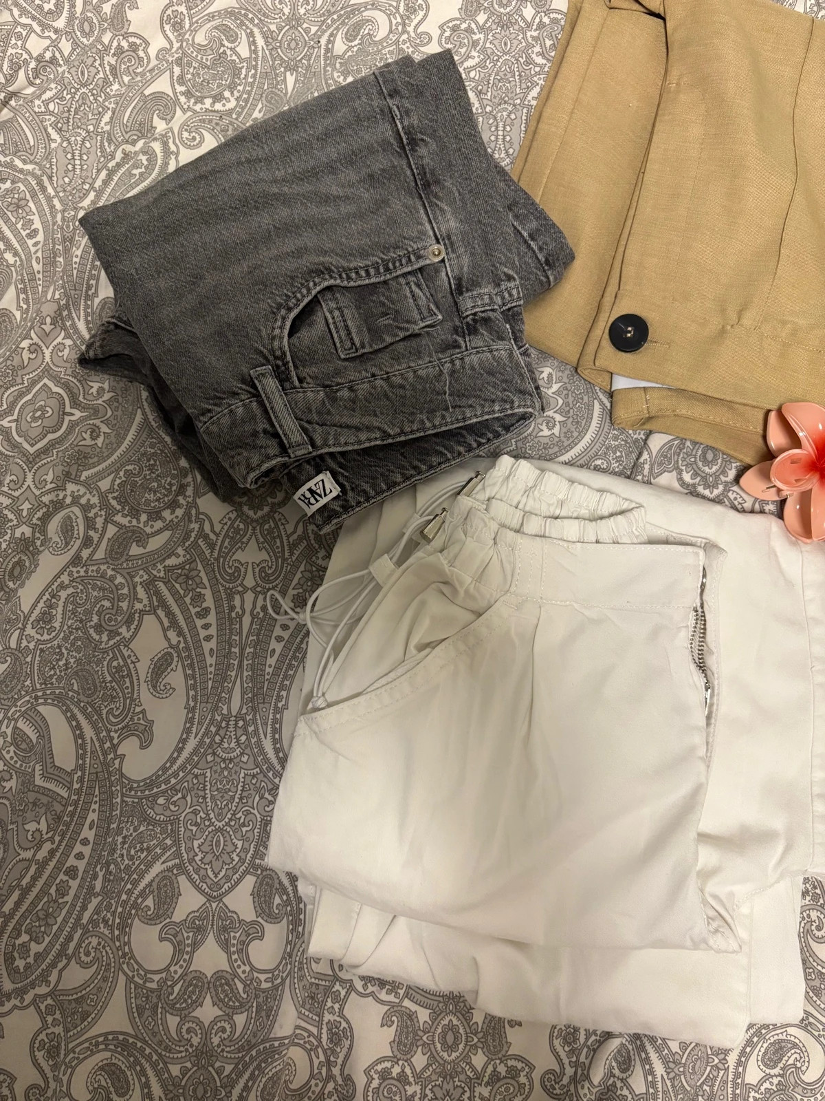 Lot de Pantalon Taille S – DIFFERENT – taille S / 36 / 8 2