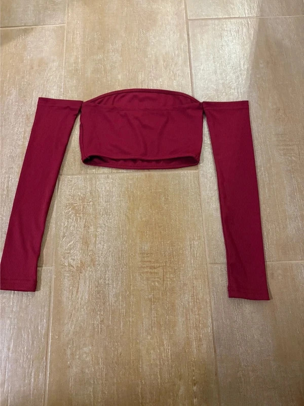 Haut rouge avec manches longues et coupe courte (crop top). – Shein – taille XS / 34 / 6 3