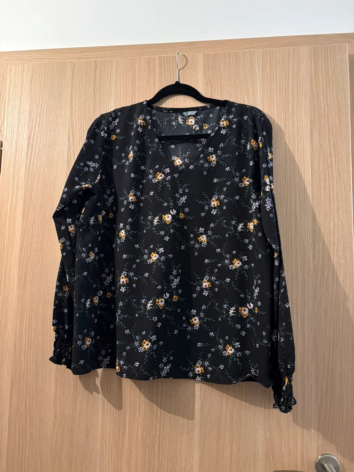 Gilet jaune avec blouse fleurie – taille L / 40 / 12 2