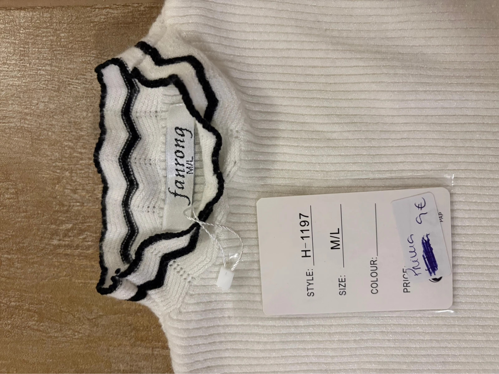 Haut blanc col montant avec détails noirs – Fanrong – taille L / 40 / 12 3