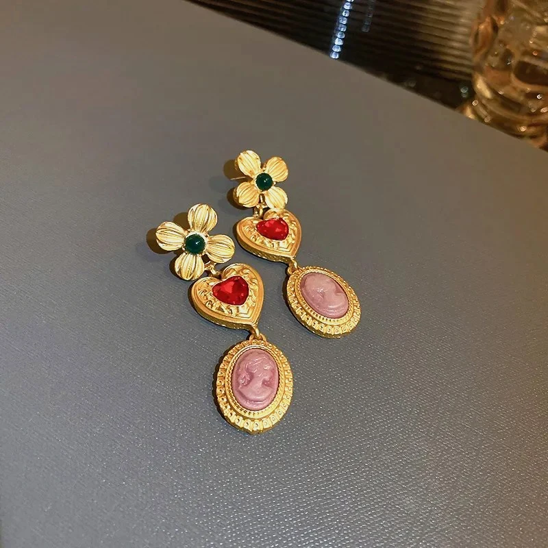 Boucles d'oreilles pendantes camée et cœur dorées