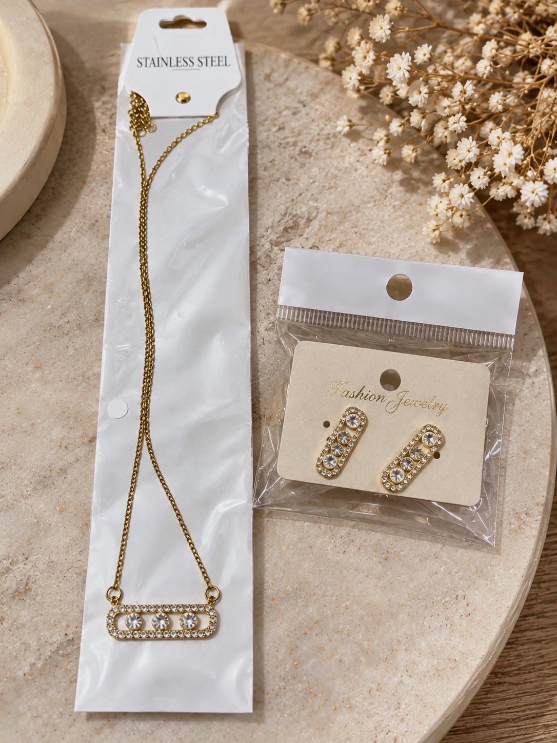 Parure collier et boucles d'oreilles dorées en acier inoxydable