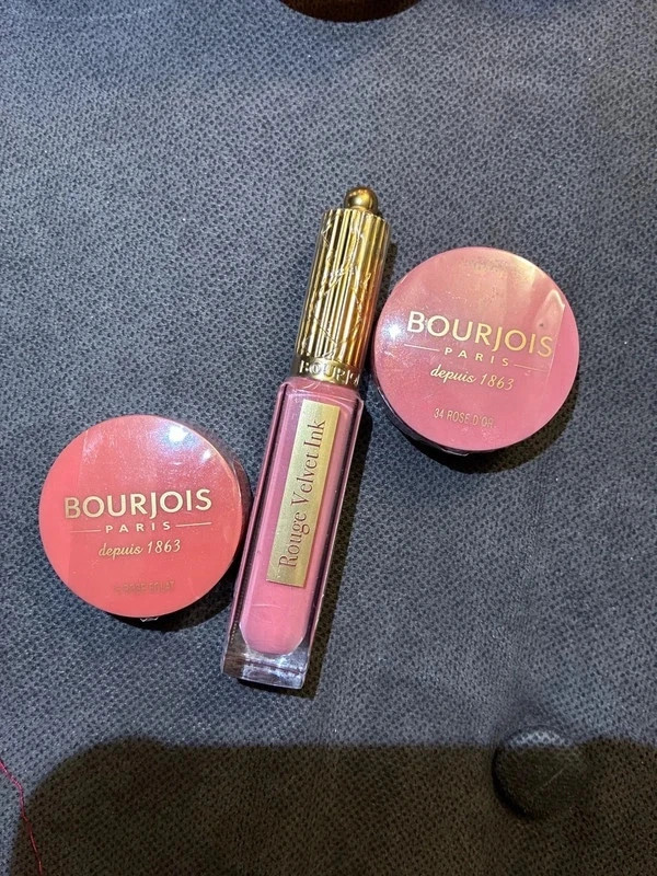 2 fard a joues/blush 1 rouge à lèvre pink Bourjois
